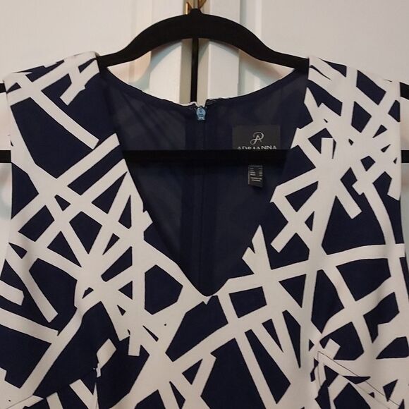 Adrianna Papell Navy and White sleeveless geometric print shift dress size 8 - Picture 3 of 12